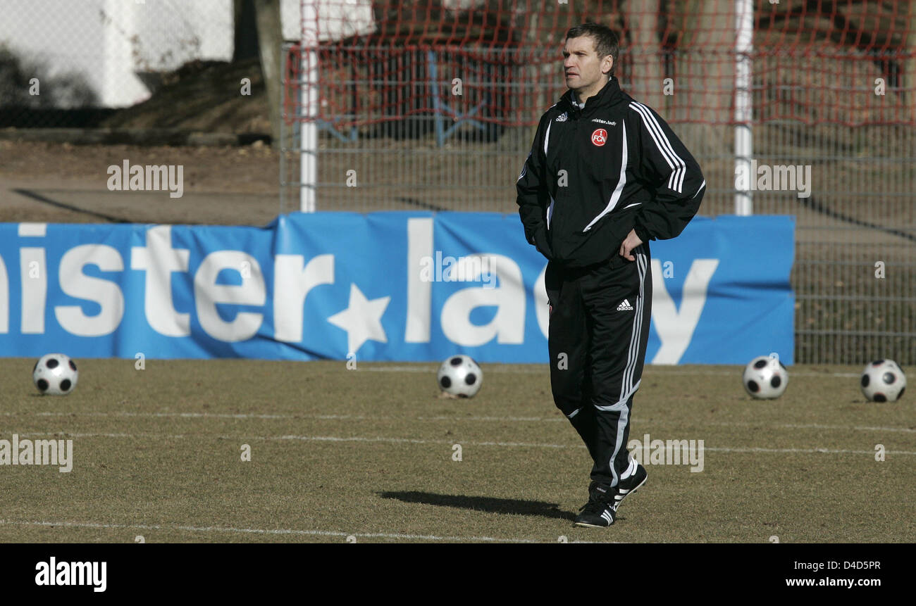 Neuen Cheftrainer des Bundesligisten 1. FC Nürnberg Thomas von Heesen in Aktion während einer Trainingseinheit in Nürnberg, 19. Februar 2008 gezeigt. Foto: Daniel Karmann Stockfoto