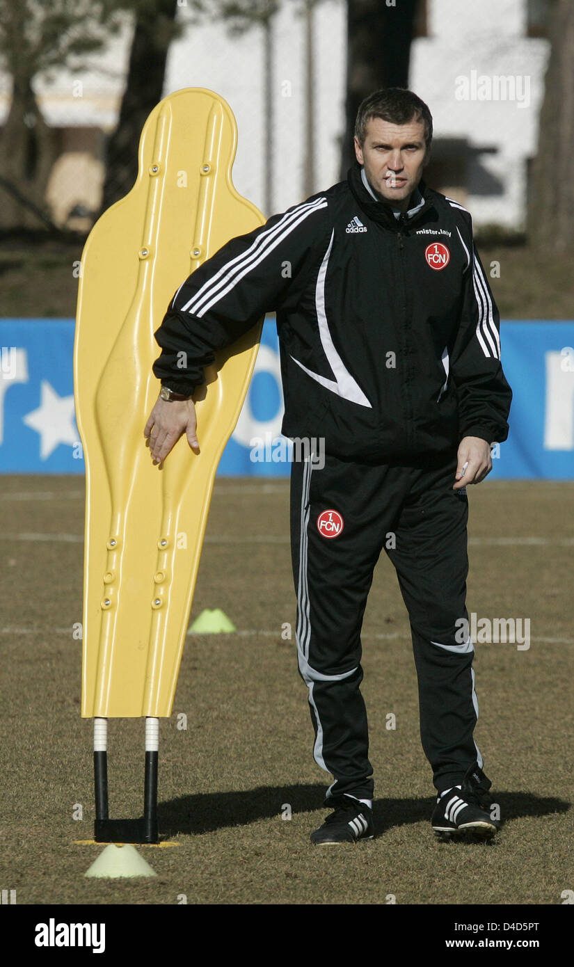 Neuen Cheftrainer des Bundesligisten 1. FC Nürnberg Thomas von Heesen in Aktion während einer Trainingseinheit in Nürnberg, 19. Februar 2008 gezeigt. Foto: Daniel Karmann Stockfoto