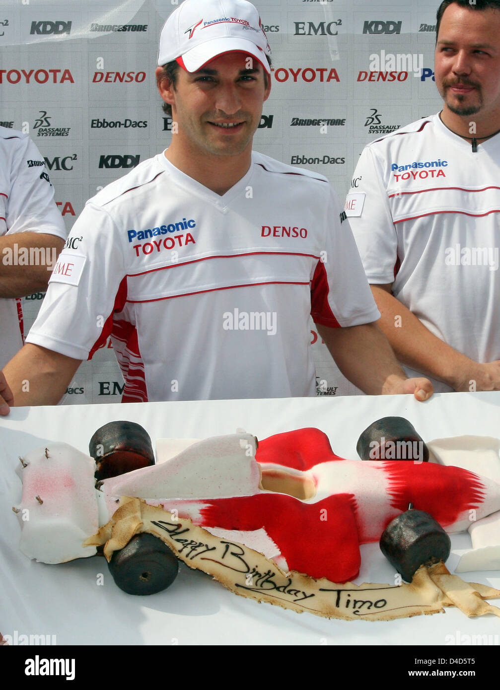 Deutsche Formel1-Fahrer Timo Glock von Toyota stellt hinter der Formel Eins Autos geprägt Geburtstag Kuchen erhielt er im Fahrerlager der Rennstrecke in der Nähe von Kuala Lumpur, Malaysia, Sepang 20. März 2008. legen er 2008 bringt Formel 1 Grand Prix von Malaysia in Sepang Circuit am 23. März. Foto: ROLAND WEIHRAUCH Stockfoto