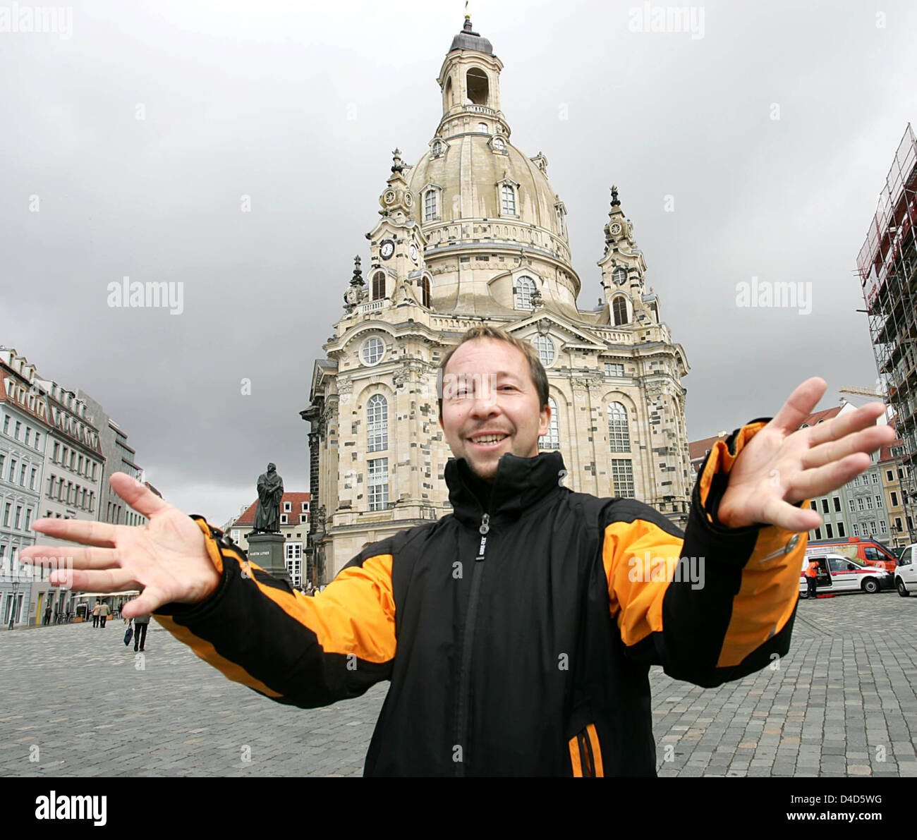 Schweizer Pop-Chart-Topper DJ Bobo stellt unter der Frauenkirche in Dresden, Deutschland, 19. März 2008. Seiner neuen Tour "Vampires Alive" startet am 30. April in Oberhausen, Deutschland. Foto: Andreas Weihs Stockfoto Schweizer Pop-Chart-Topper DJ Bobo stellt unter der Frauenkirche in Dresden, Deutschland, 19. März 2008. Seiner neuen Tour "Vampires Alive" startet am 30. April in Oberhausen, Deutschland. Foto: Andreas Weihs Stockfoto