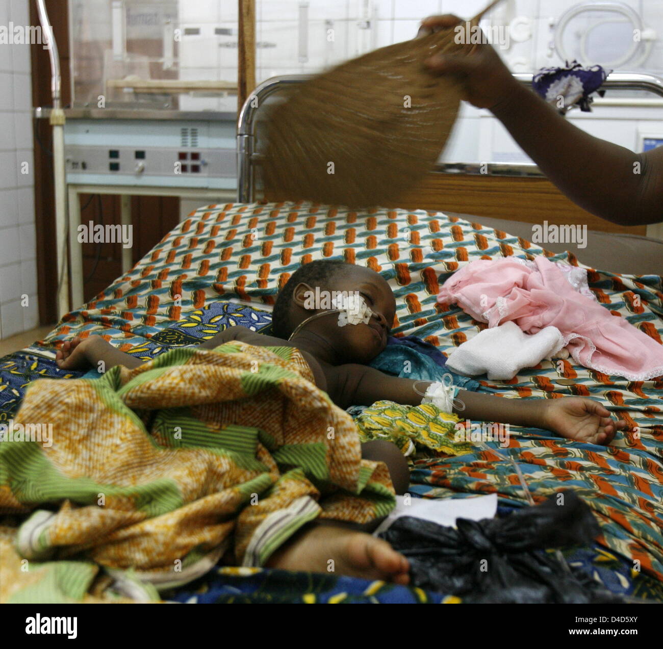 Eine junge Mutter ihr Kind mit frischer Luft in das Buruli-Zentrum in Tsevie nahe der Hauptstadt Lome, Togo, 11. Februar 2008-fans. Das Buruli-Zentrum ist ein Krankenhaus von der Deutschen Lepra und Tuberkulose-Stiftung unterstützt ("Deutsche wurde-Und Tuberkulosehilfe" DAHW) Behandlung von Patienten mit Buruli, einer Krankheit, die ähnlich wie Lepra. Foto: Tim Brakemeier Stockfoto