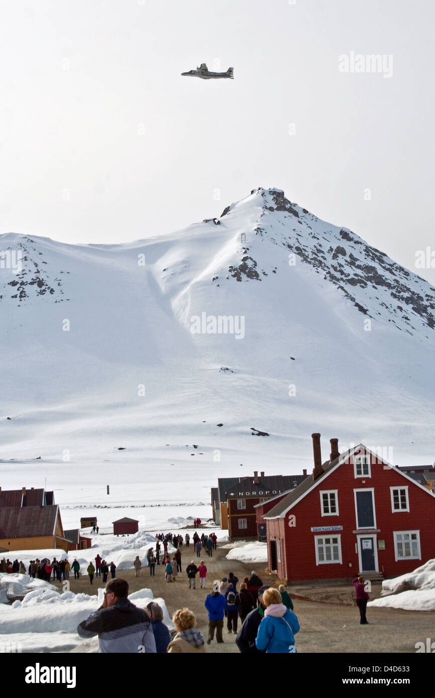 Passagiere von einem Besuch Kreuzfahrt Schiff Sightseeing in Ny Alesund, wie Aufwand ein lokalen Flug nach Longyearbyen auszieht Stockfoto