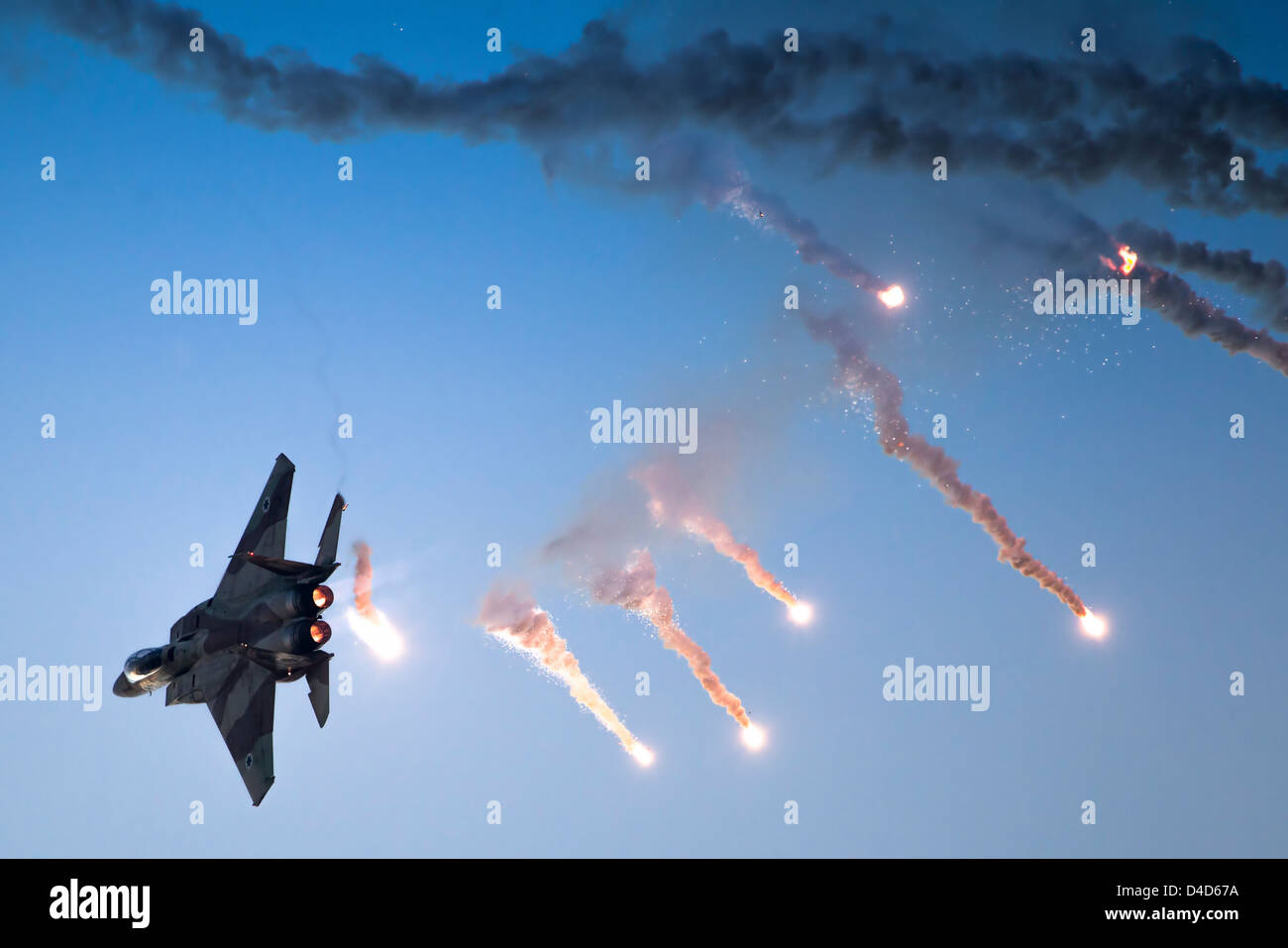 Israelische Luftwaffe F-15I Kämpfer im Flug Emitting Anti-Raketen-Fackeln Stockfoto