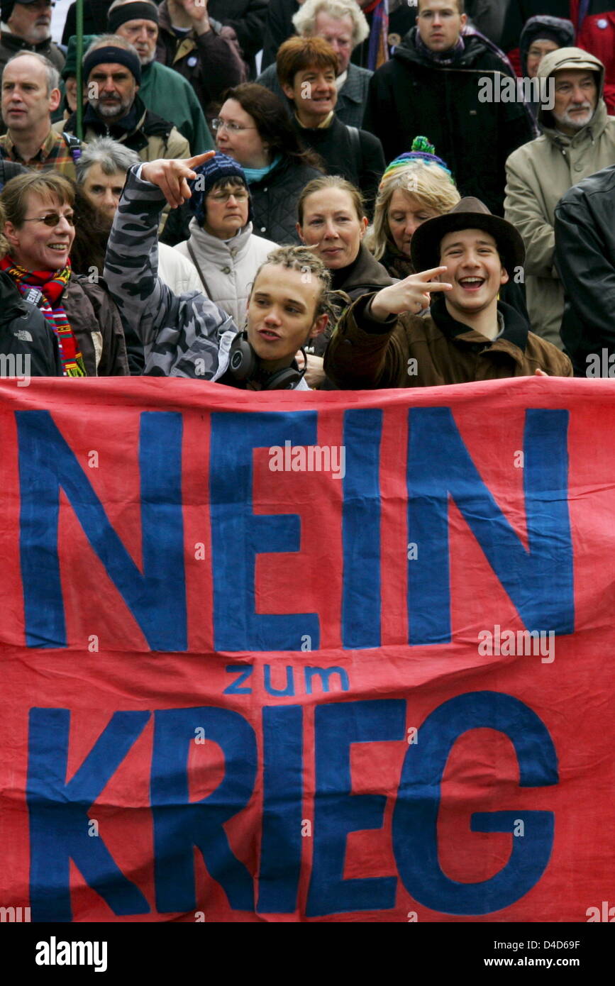 Friedensaktivisten demonstrieren eine traditionelle Ostern Frieden März in München, Deutschland, 22. März 2008. Je nach Netzwerk protestiert Friedensinitiative der Marsch vor allem gegen eine Verlängerung des Mandats für die Bundeswehr in Afghanistan. Ein weiteres Ziel ist es, gewaltfreie Lösungen von Konflikten weltweit anlässlich des 5. Jahrestages der US-Invasion im Irak zu fordern. Phot Stockfoto