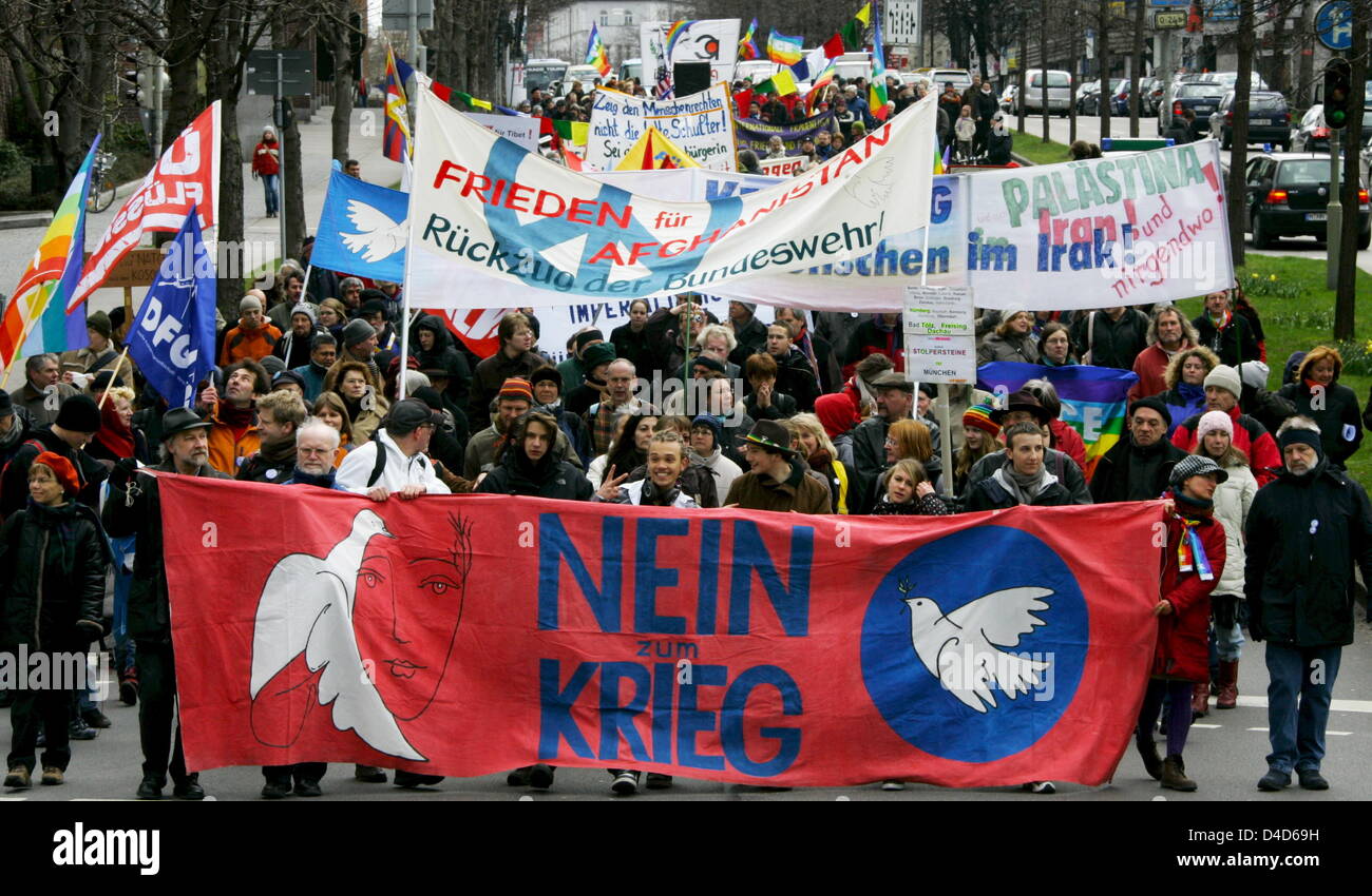 Friedensaktivisten demonstrieren eine traditionelle Ostern Frieden März in München, Deutschland, 22. März 2008. Je nach Netzwerk protestiert Friedensinitiative der Marsch vor allem gegen eine Verlängerung des Mandats für die Bundeswehr in Afghanistan. Ein weiteres Ziel ist es, gewaltfreie Lösungen von Konflikten weltweit anlässlich des 5. Jahrestages der US-Invasion im Irak zu fordern. Phot Stockfoto