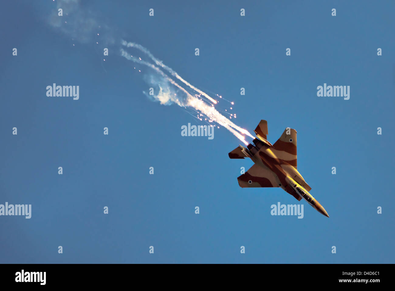 Israelische Luftwaffe F-15I Kämpfer im Flug Emitting Anti-Raketen-Fackeln Stockfoto