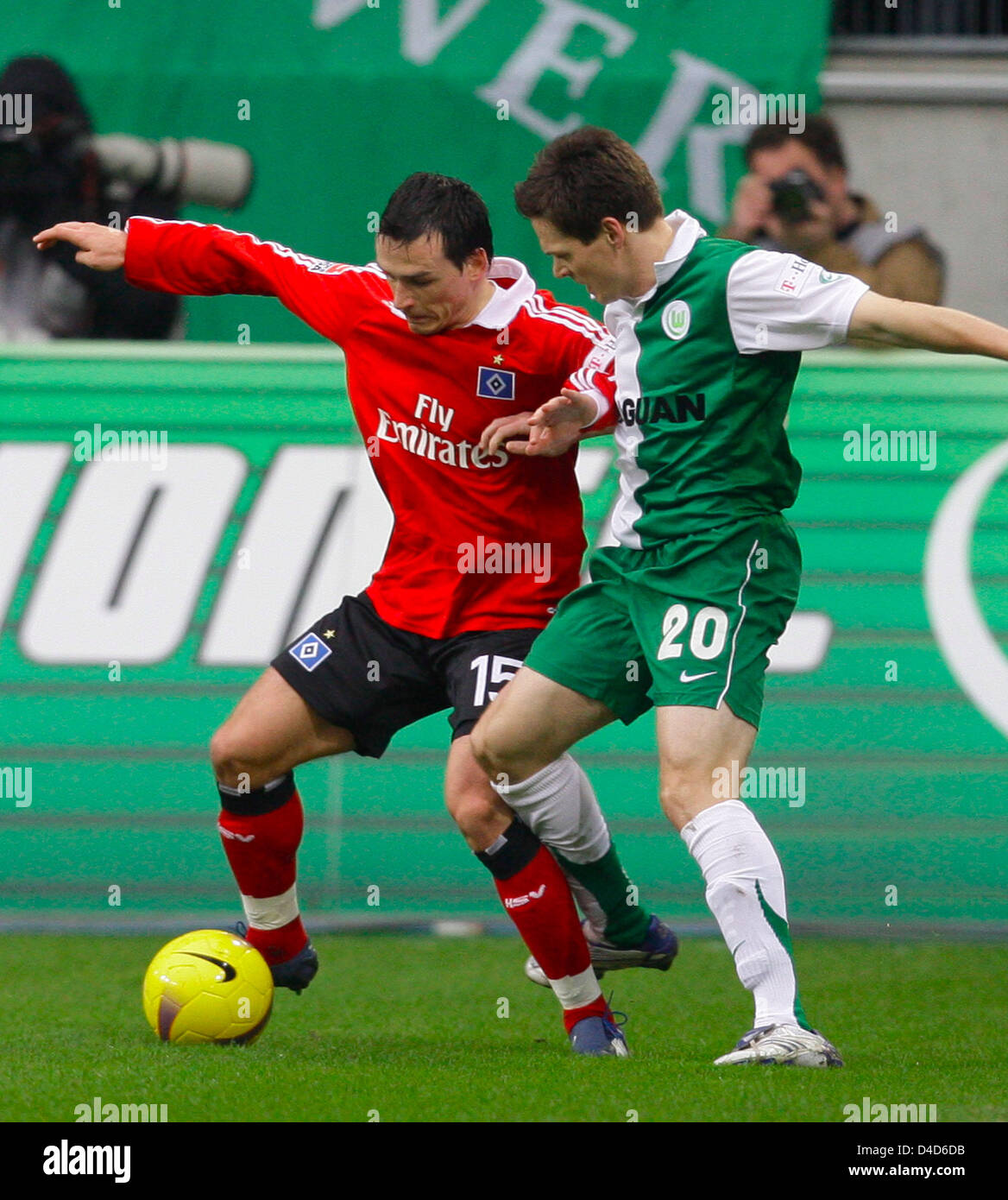 Sascha Riether des Wolfsburg (R) fordert der Hamburger Piotr Trochowski (L) in das Bundesligaspiel VfL Wolfsburg V Hamburger SV Ar Volkswagen Arena Stadion von Wolfsburg, Deutschland, 22. März 2008. Foto: PETER STEFFEN (Achtung: EMBARGO Bedingungen! Die DFL ermöglicht die weitere Nutzung der Bilder im IPTV, mobile Dienste und andere neue Technologien frühestens zwei Stunden nach Stockfoto