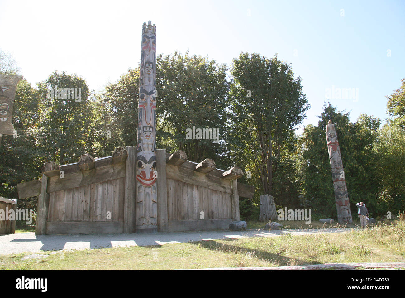 (Dpa-Datei) Das Bild zeigt Totempfählen und ein Langhaus der Indianer am Museum für Anthropologie an der University of British Columbia in Vancouver, Kanada, 5. September 2007. Das Museum ist eines der wichtigsten Museen für die Kunst der First Nation. Foto: Alexandra Schuler Stockfoto