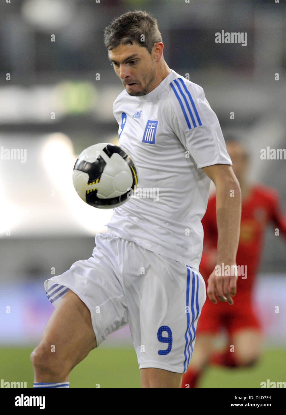 Griechenlands Stürmer Angelos Charisteas steuert den Ball in der Test-Kappe Portugal V Griechenland Stadium LTU Arena in Düsseldorf, 26. März 2008. Griechenland gegen Portugal 2: 1. Foto: Achim Scheidemann Stockfoto