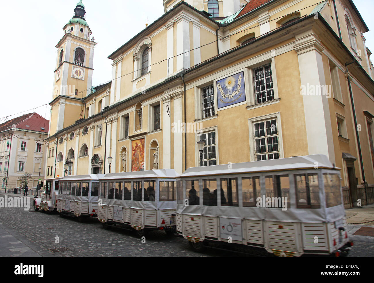 Die Spielzeugeisenbahn, vorbei an der Kathedrale von St. oder Sankt Nikolaus Ljubljana Slowenien Europa Stockfoto