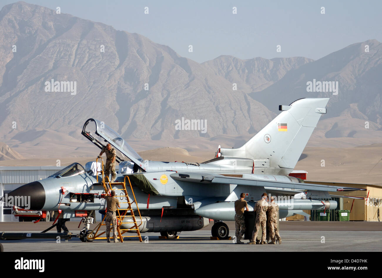 Datei - ein Tornado-Jet der deutschen Bundeswehr wird nach einem taktischen Erkundungsflug in Mazar-E-Sharif, Afghanistan, 28. September 2007 überprüft. Arguements und Anspannung sind Materials zum NATO-Gipfel, der vom 2 bis 4. April 2008 in Bukarest stattfindet. Es werden Druck auf Bundeskanzlerin weil die deutschen militärischen Operationen auf die relativ friedliche beschränken Stockfoto