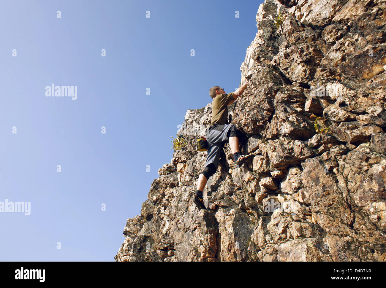 (Dpa-Datei) Die Datei Aufnahme im Sommer 2007 zeigt einen Mann-Bouldern in den sogenannten Eschenbach Klippen bei Usingen, Deutschland. Bouldern ist im Grunde eine Form von freies Klettern ohne jeden Schutz, sondern bewegliche Horizontal statt vertikal. Foto: Wlfram Steinberg Stockfoto