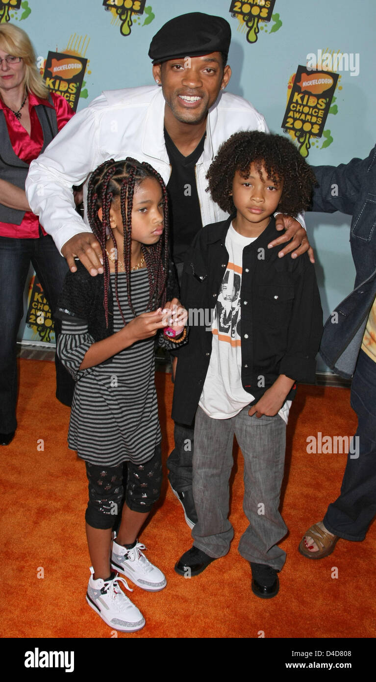 US-Schauspieler Will Smith ist mit seiner Tochter Willow Smith (L) und seinem Sohn Jaden Smith bei den Nickelodeon Kids' Choice Awards Zeremonie an UCLA Pauley Pavilion in Los Angeles, USA, 29. März 2008 abgebildet. Foto: Hubert Boesl Stockfoto