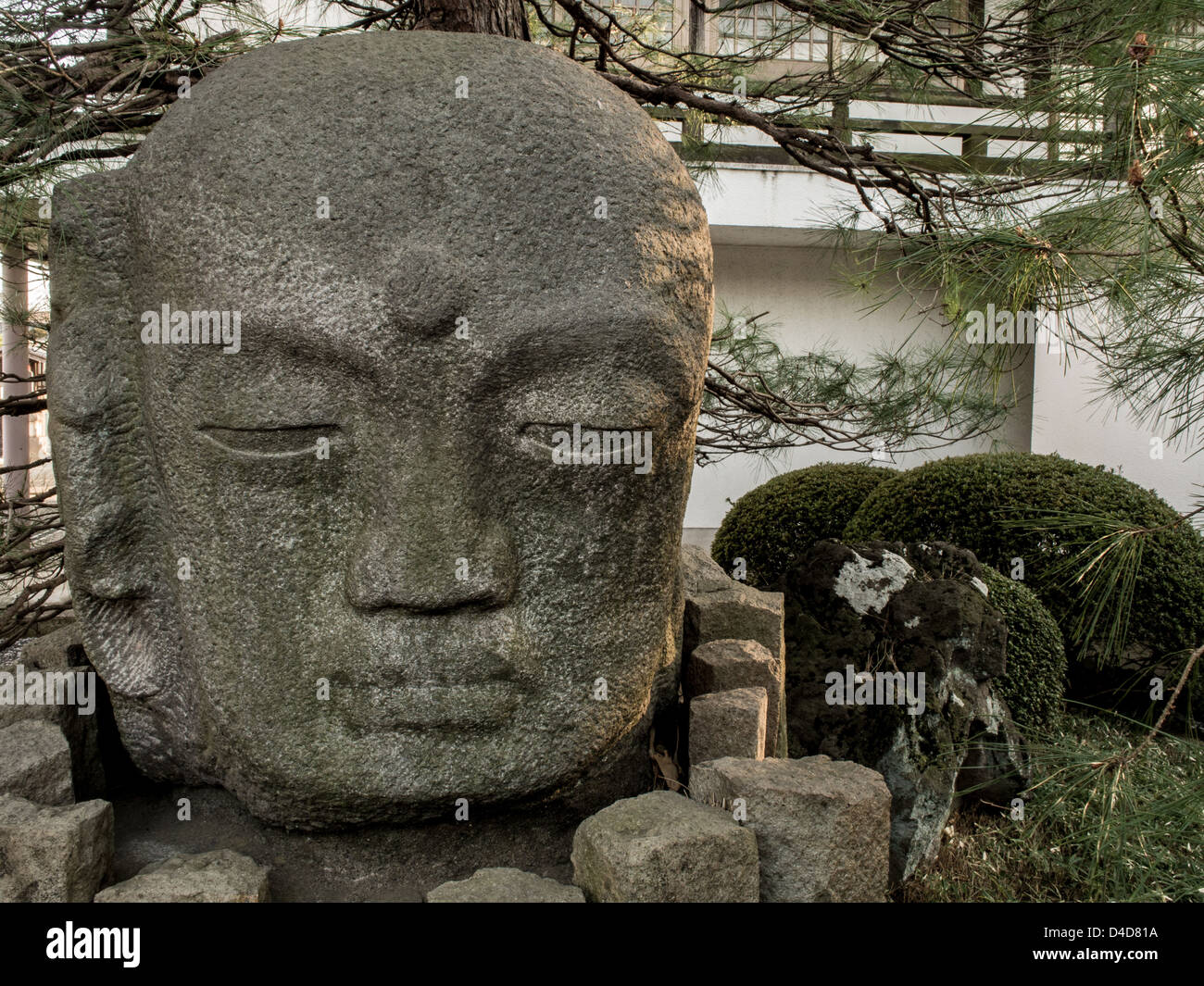 Eine massive Steinskulptur von Kopf und Gesicht eines Buddha im Tempel Yojuin, Kawagoe, Japan Stockfoto