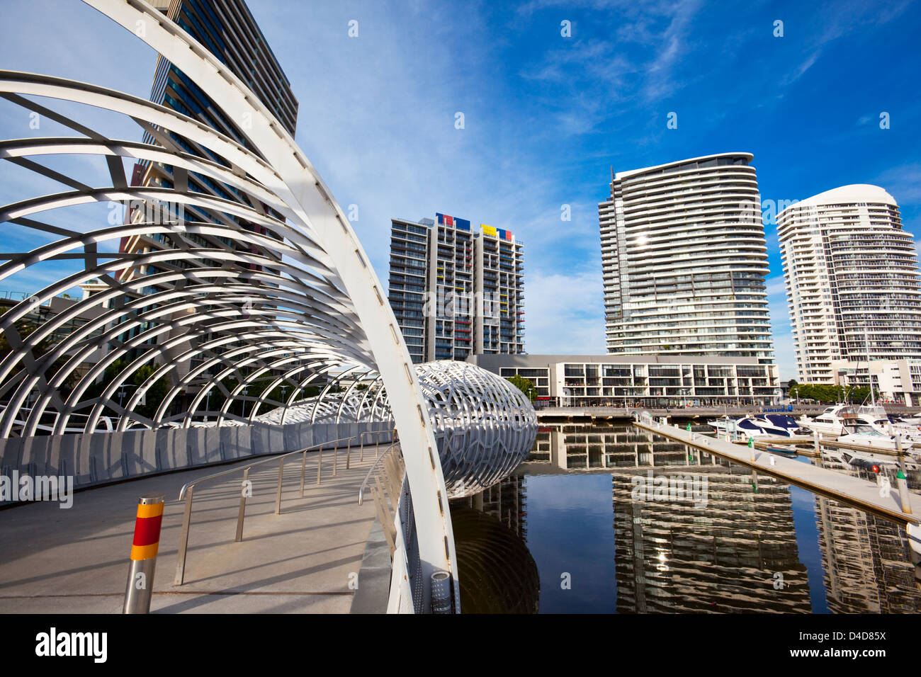 Webb-Brücke in Melbourne Docklands - Design inspirierte Koorie Fischerei fallen. Melbourne, Victoria, Australien Stockfoto