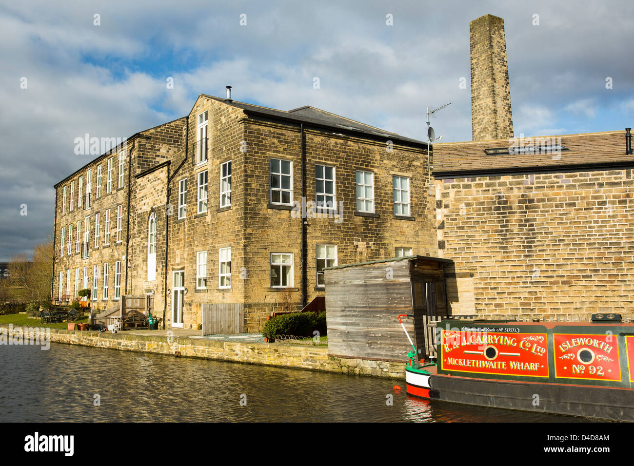 Eine alten Baumwollspinnerei in Gehäuse am Leeds-Liverpool-Kanal in Bingley, West Yorkshire, Großbritannien umgewandelt. Stockfoto