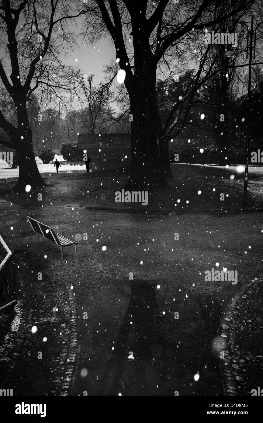 Schneeflocken fallen in einem öffentlichen Park Stockfoto