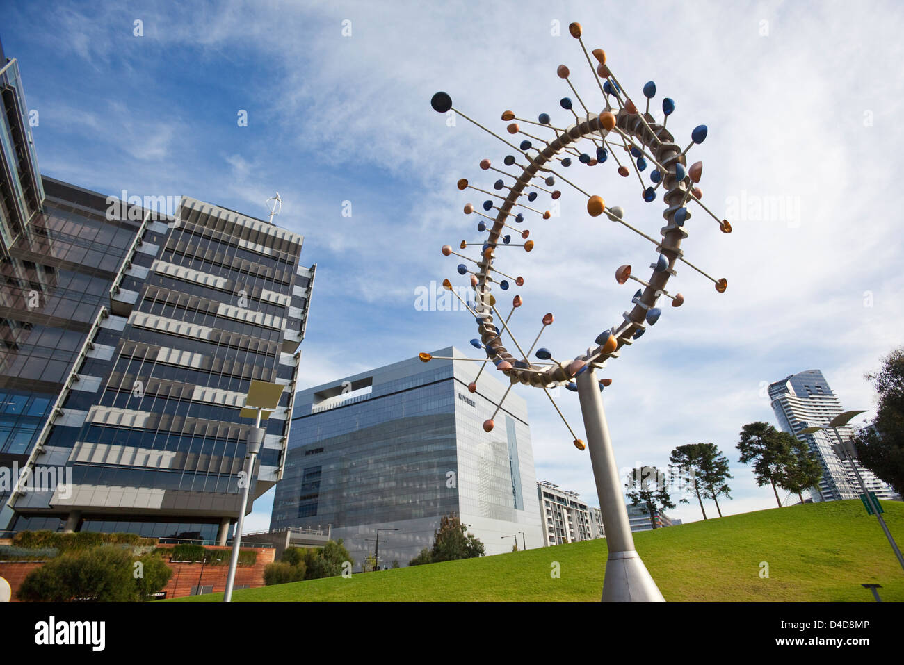 "Blasloch" windgetriebene Skulptur von Duncan Stemler in Docklands Park. Melbourne, Victoria, Australien Stockfoto
