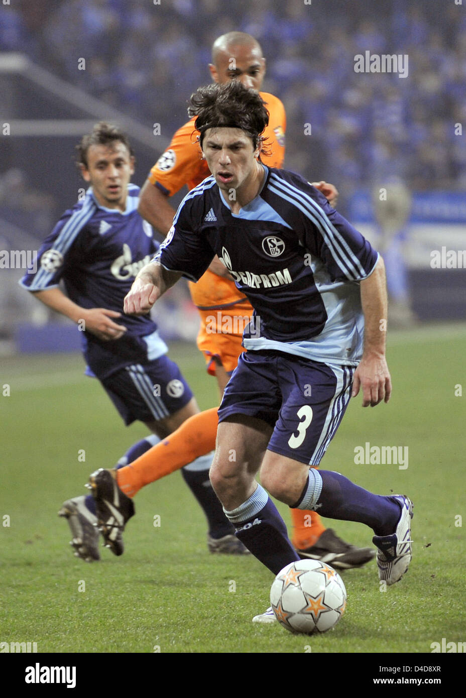 Schalke Levan Kobiashvili (vorne) steuert den Ball in der UEFA Championsleague-Viertelfinale 1. Bein FC Schalke 04 V FC Barcelona im Stadion Veltins-Arena Gelsenkirchen, Deutschland, 1. April 2008. Spanische Primera Division FC Barcelona gewann das Match über deutschen Bundesligisten Schalke 1: 0. Foto: Achim Scheidemann Stockfoto