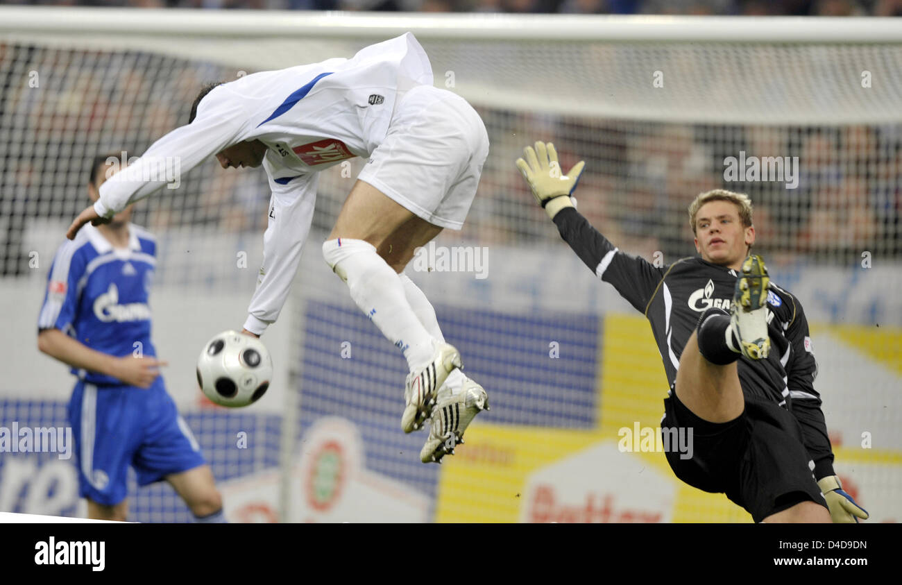 Schalke-Torwart Manuel Neuer (R) und Rostocks Amir Shapourzadeh (C) Kopf für den Ball in der Bundesliga Spiel FC Schalke 04 gegen Hansa Rostock im Stadion Veltins Arena in Gelsenkirchen, Deutschland, 5. April 2008. Schalke gewann das Spiel 1: 0. Foto: Achim Scheidemann Stockfoto