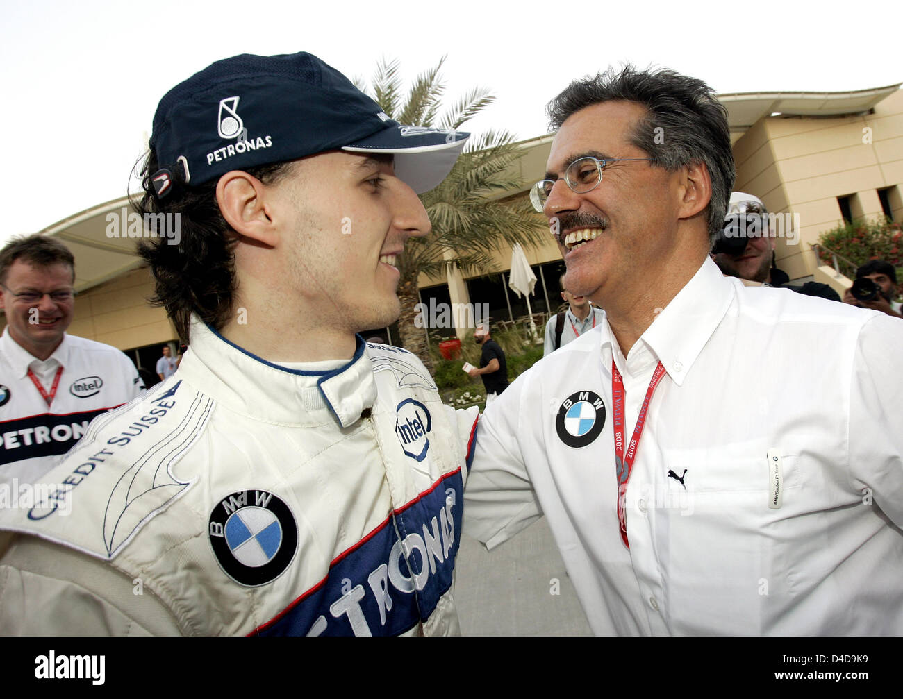 Polnische Formel-1-Fahrer Robert Kubica von BMW Sauber (L) feiert mit deutschen Dr. Mario Theissen, BMW Motorsport Direktor des BMW (R), nach Fertigstellung 3. in der Formel 1 Grand Prix von Bahrain in Sakhir Circuit Manama, Bahrain, 6. April 2008 in der Nähe von. Foto: Felix Heyder Stockfoto
