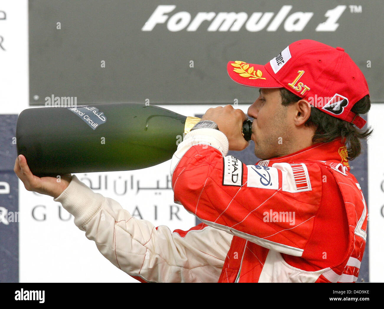 Brasilianischer Formel-1-Pilot Felipe Massa von Scuderia Ferrari hat einen  Schluck des Rosenwasser auf dem Podium der Formel 1 Grand Prix von Bahrain  in Sakhir Circuit in der Nähe von Manama, Bahrain, 6.