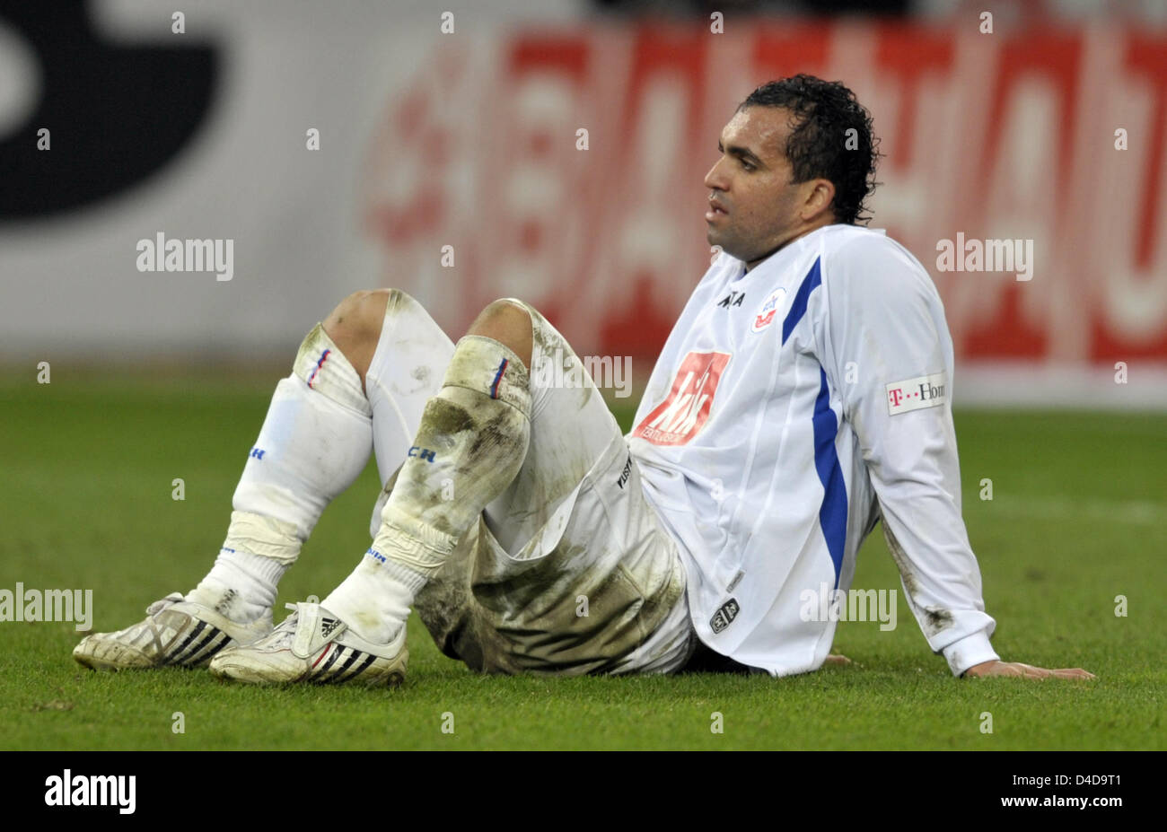 Rostocks Gledson sitzt auf dem Spielfeld enttäuscht nach dem Bundesligaspiel FC Schalke 04 gegen Hansa Rostock am VeltinsArena in Gelsenkirchen, Deutschland, 5. April 2008. Schalke gewann das Spiel 1: 0. Foto: ACHIM SCHEIDEMANN Stockfoto