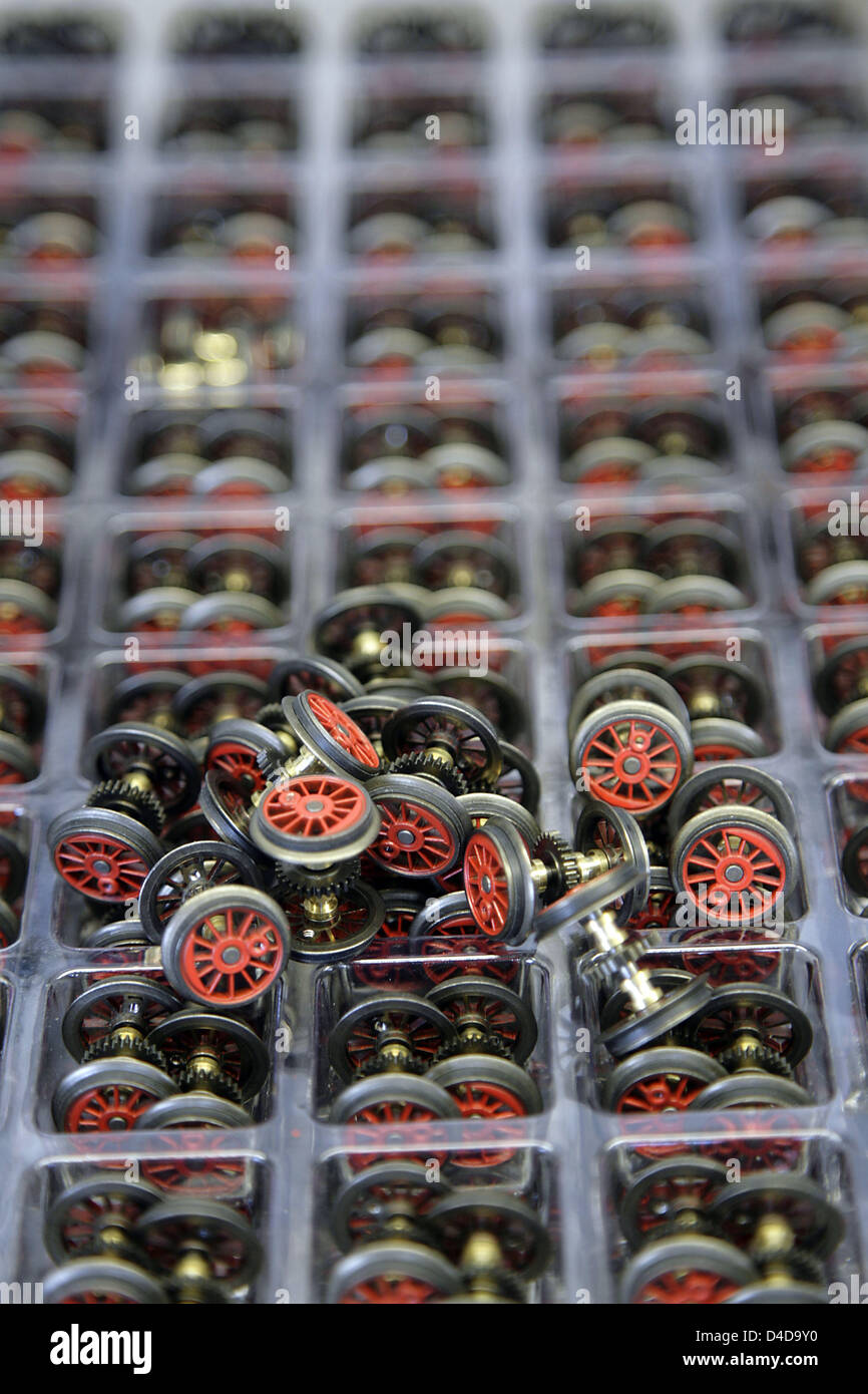 Das Bild zeigt Modelle der Antriebsräder in einer Box in der Endmontage