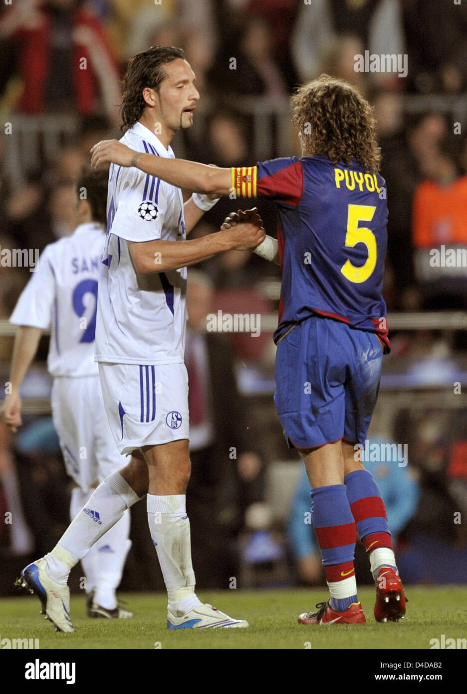 Barcelonas Carles Puyol R Und Schalke Kevin Kuranyi L Reagieren Auf Dem Schlusspfiff Von Der Uefa Championsleague Viertelfinale Spiel Fc Barcelona Vs Fc Schalke 04 Im Camp Nuo Stadion Von Barcelona Spanien 9 April