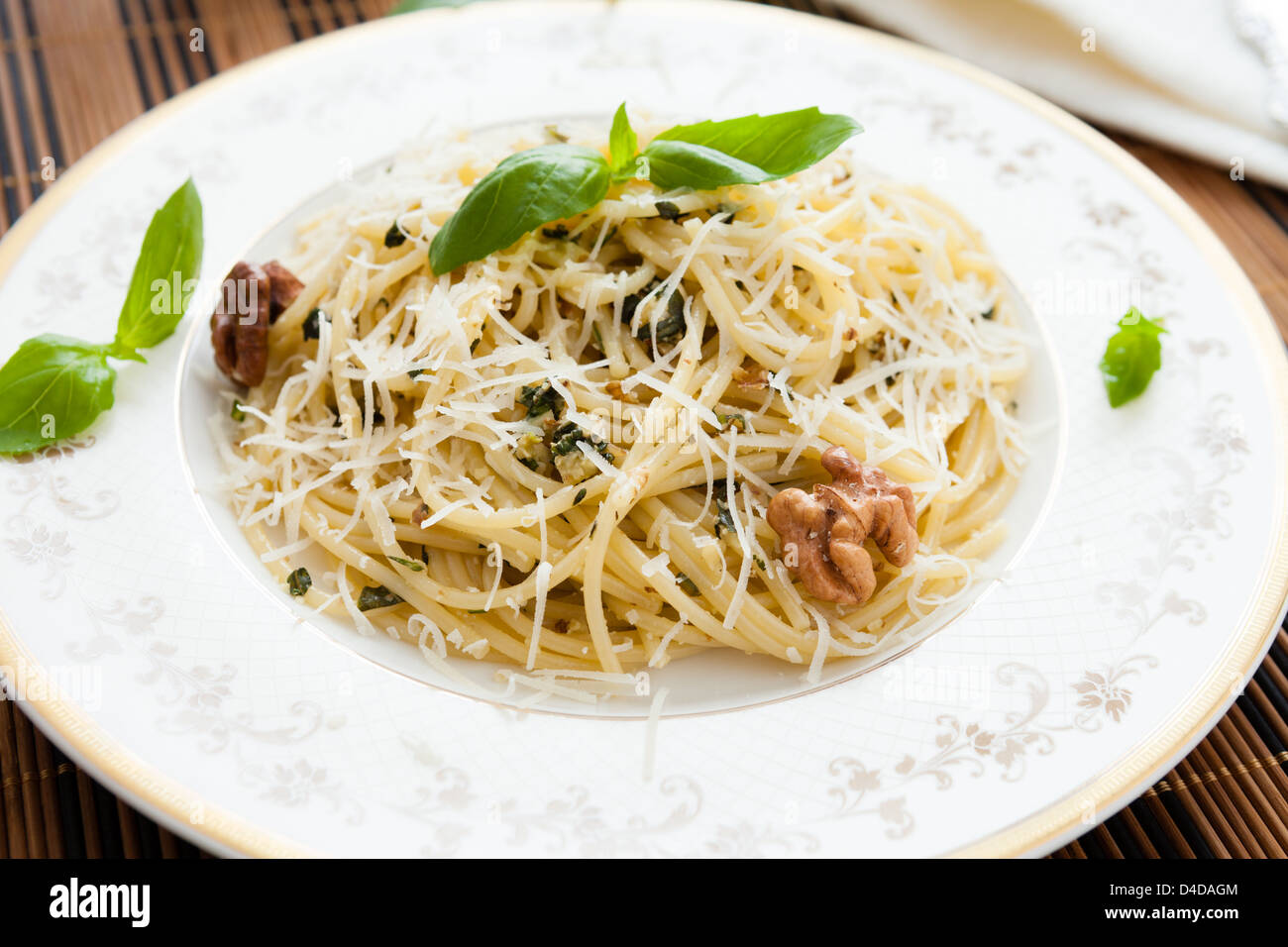 Pasta mit Walnuss-Pesto und Parmesan, Closeup Essen Stockfoto