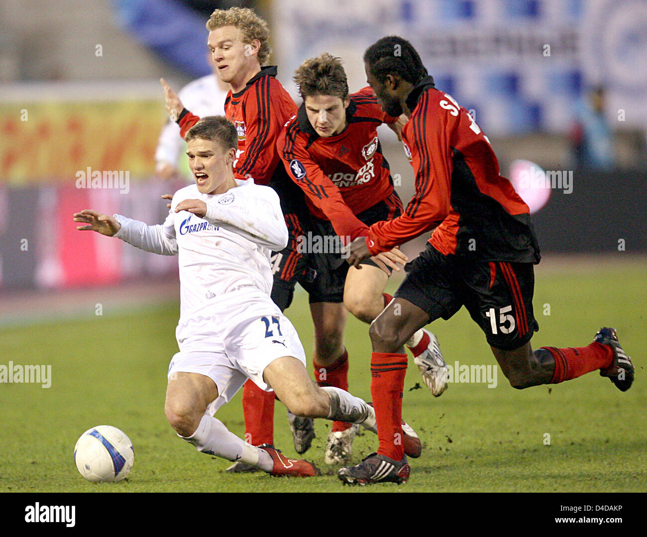 Leverkusens Sascha Dum (L-R), Pirmin Schwegler und Hans Sarpei stoppen Zenit Igor Denisow (L, unten) während der 2. Etappe der UEFA-Pokal-Viertelfinale Fußballspiel Zenit Sankt Petersburg vs. Bayer Leverkusen, in Sankt Petersburg, Russland, 10. April 2008. Foto: ROLF VENNENBERND Stockfoto