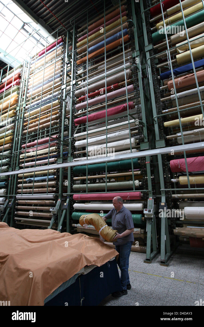 Hans-Hermann Freericks, Mitarbeiter der Vorhang Hersteller ADO, speichert Spulen im Werk des Unternehmens in Papaenburg, Deutschland, 3. April 2008. Das traditionsreiche Unternehmen ist ein führender Hersteller von Gardinen und Tapisserie, bekannt für seine so genannten goldenen Webkante. Foto: Friso Gentsch Stockfoto