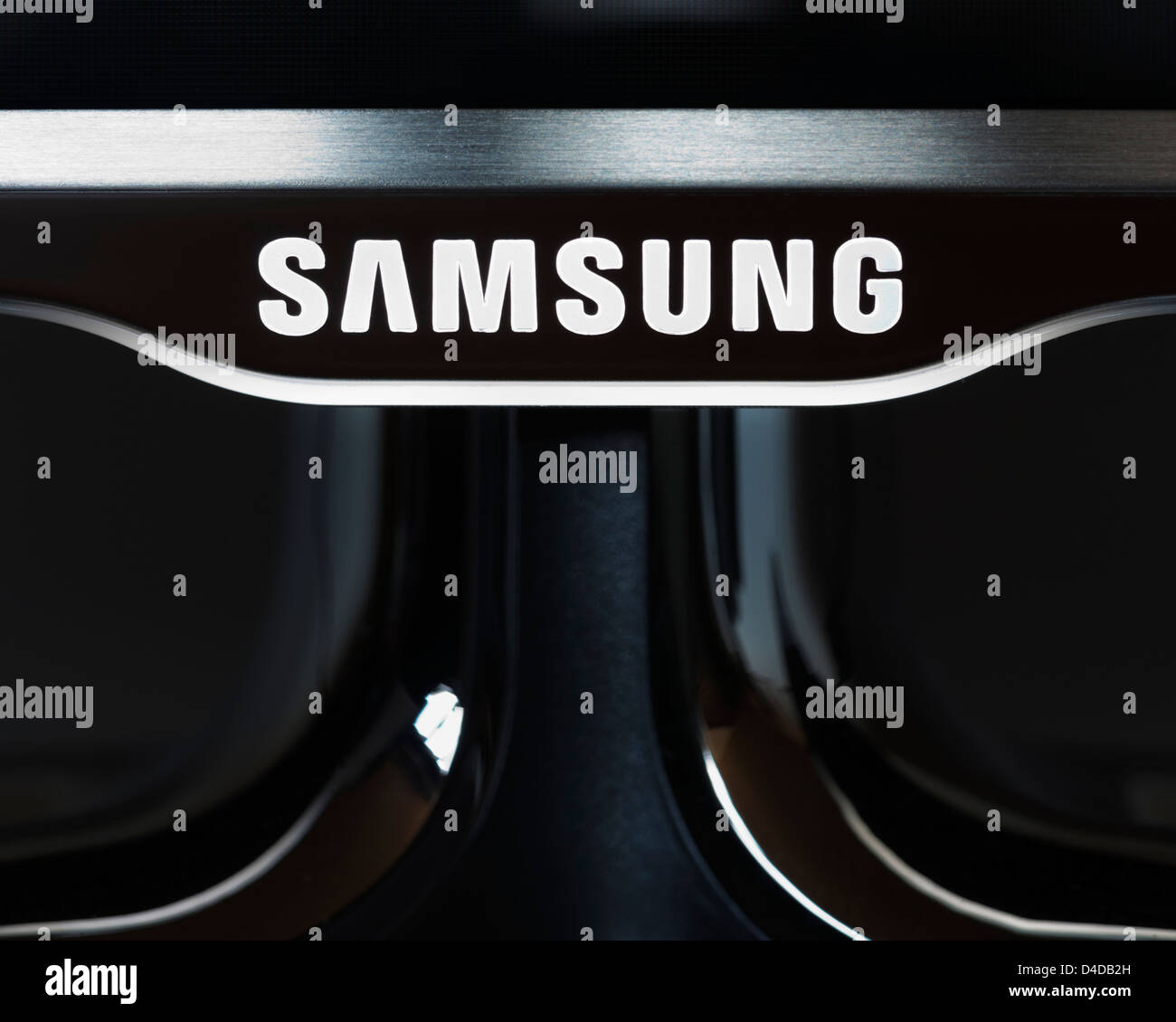 Das Samsung-Logo leuchtet auf einem LED-TV. FÜR DEN REDAKTIONELLEN GEBRAUCH BESTIMMT. Stockfoto