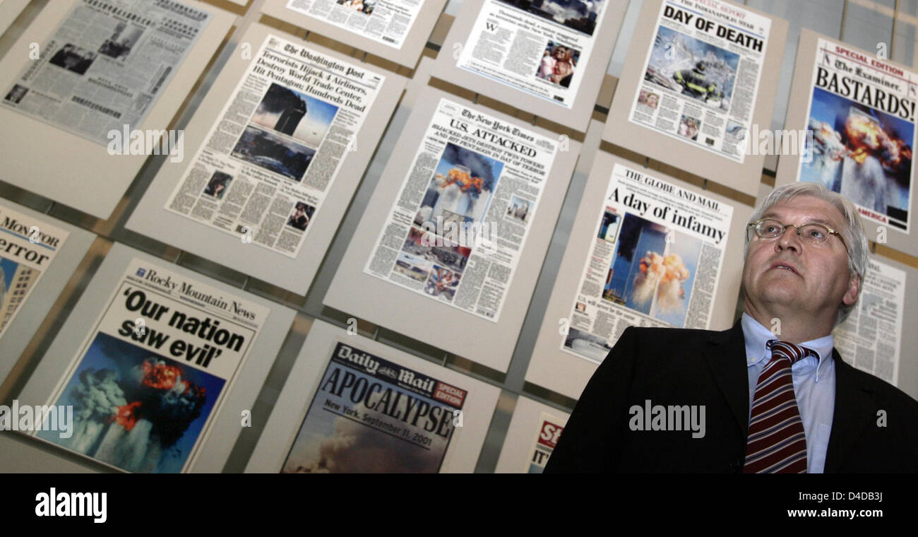 Der deutsche Außenminister Frank-Walter Steinmeier ist abgebildet auf die 9/11 Galerie "in der"Newseum", der weltweit größten Media Museum anlässlich der Eröffnung in Washington D.C., USA, 11. April 2008. Das Museum befindet sich zwischen dem Kapitol und dem weißen Haus und konzentriert sich auf verschiedene Aspekte der Presse-und Meinungsfreiheit. Steinmeier zahlt einen Staatsbesuch in den USA bis 13 April. Foto: Arn Stockfoto