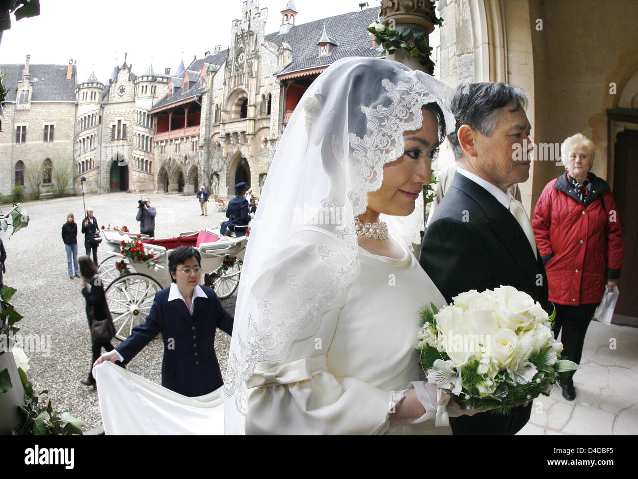 Japanisches Paar Wataru C Und Shiro R Miyazaki Kommen Fur Ihre Hochzeit Im Schloss Marienburg Schulenburg Deutschland 15 April 2008 Die Fans Von Deutschland Aus Tokio Gebucht Das Marchen Jaten In Einer