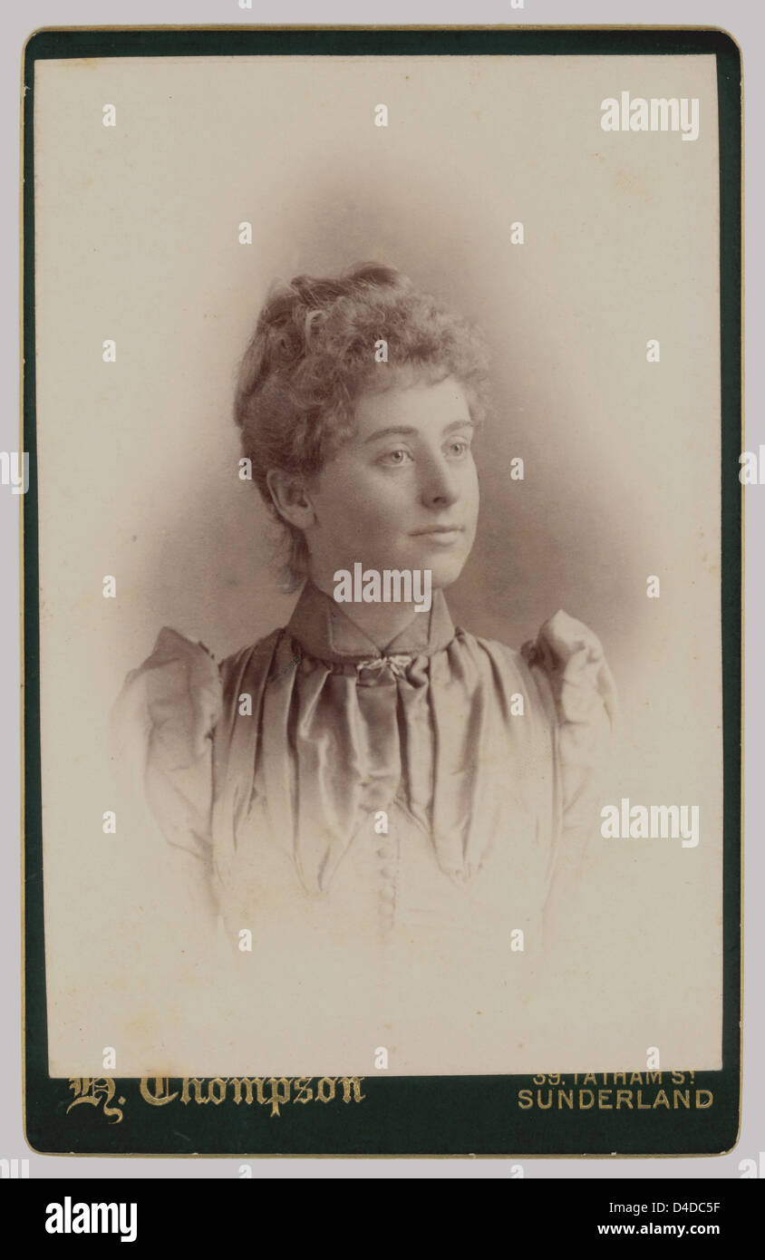 Original antike Kabinettfotografie einer hübschen jungen viktorianischen Frau, Studio von H (Henry) Thompson aus Sunderland, England, Großbritannien um 1891 Stockfoto
