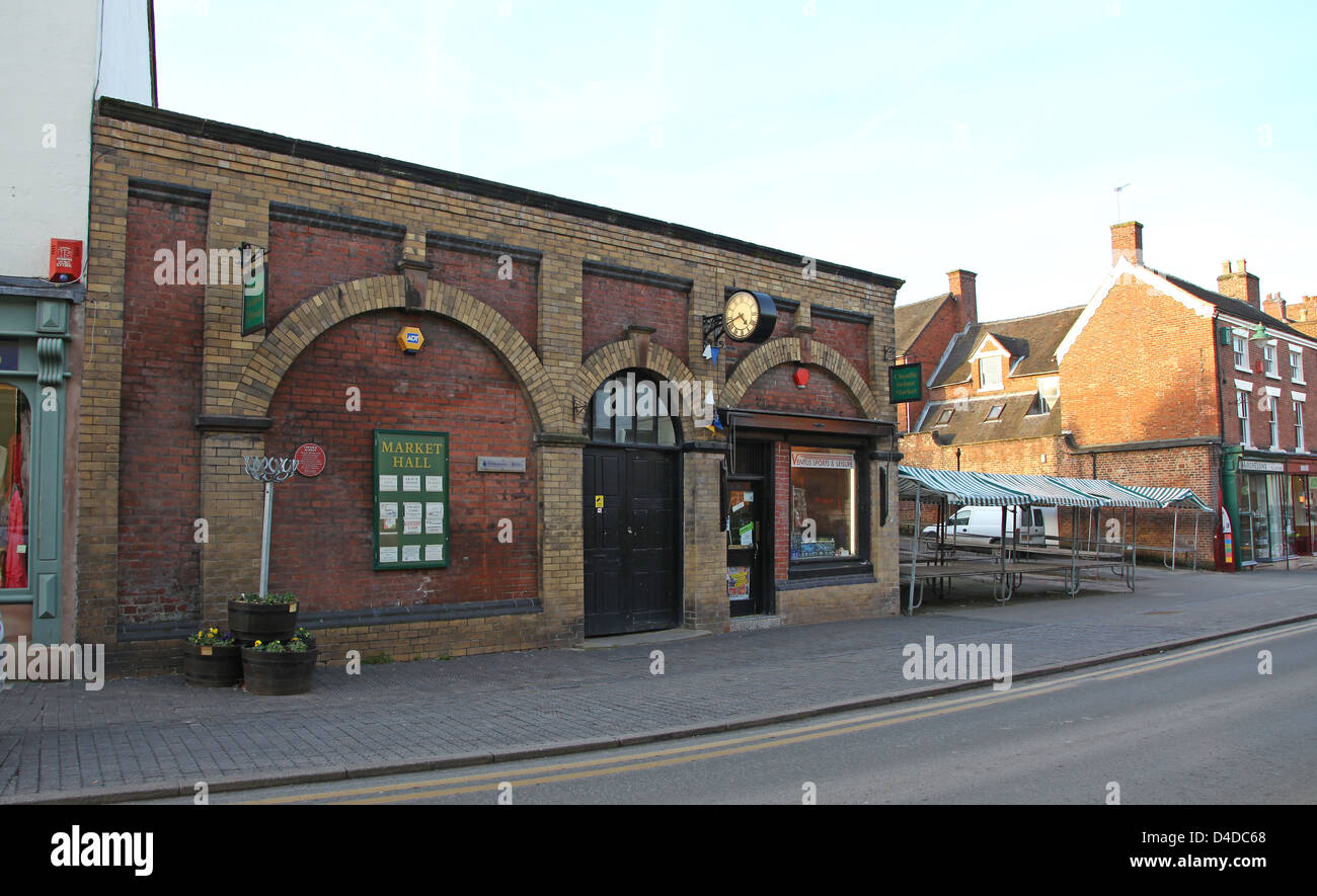 Das denkmalgeschützte Gebäude innen- und Marktstände im Marktplatz High Street Cheadle Mitarbeiter Staffordshire England UK Stockfoto