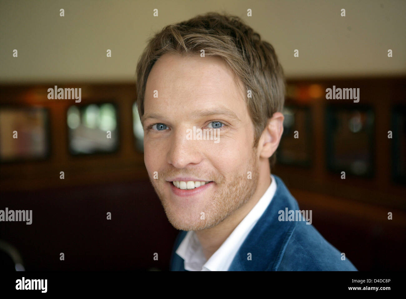 Ernst-Marcus Thomas tarnt sich als neue Moderatorin des "ZDF-Fernsehgarten" TV-Programm bei einem Foto-Shooting in Köln, Deutschland, 15. April 2008. "ZDF Fernsehgarten" startet mit der 300. Ausgabe am 4. Mai 2008. Foto: Jörg CARSTENSEN Stockfoto