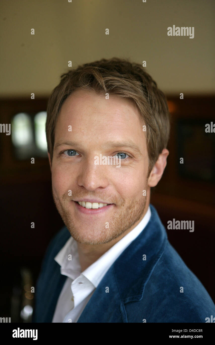 Ernst-Marcus Thomas tarnt sich als neue Moderatorin des "ZDF-Fernsehgarten" TV-Programm bei einem Foto-Shooting in Köln, Deutschland, 15. April 2008. "ZDF Fernsehgarten" startet mit der 300. Ausgabe am 4. Mai 2008. Foto: Jörg CARSTENSEN Stockfoto