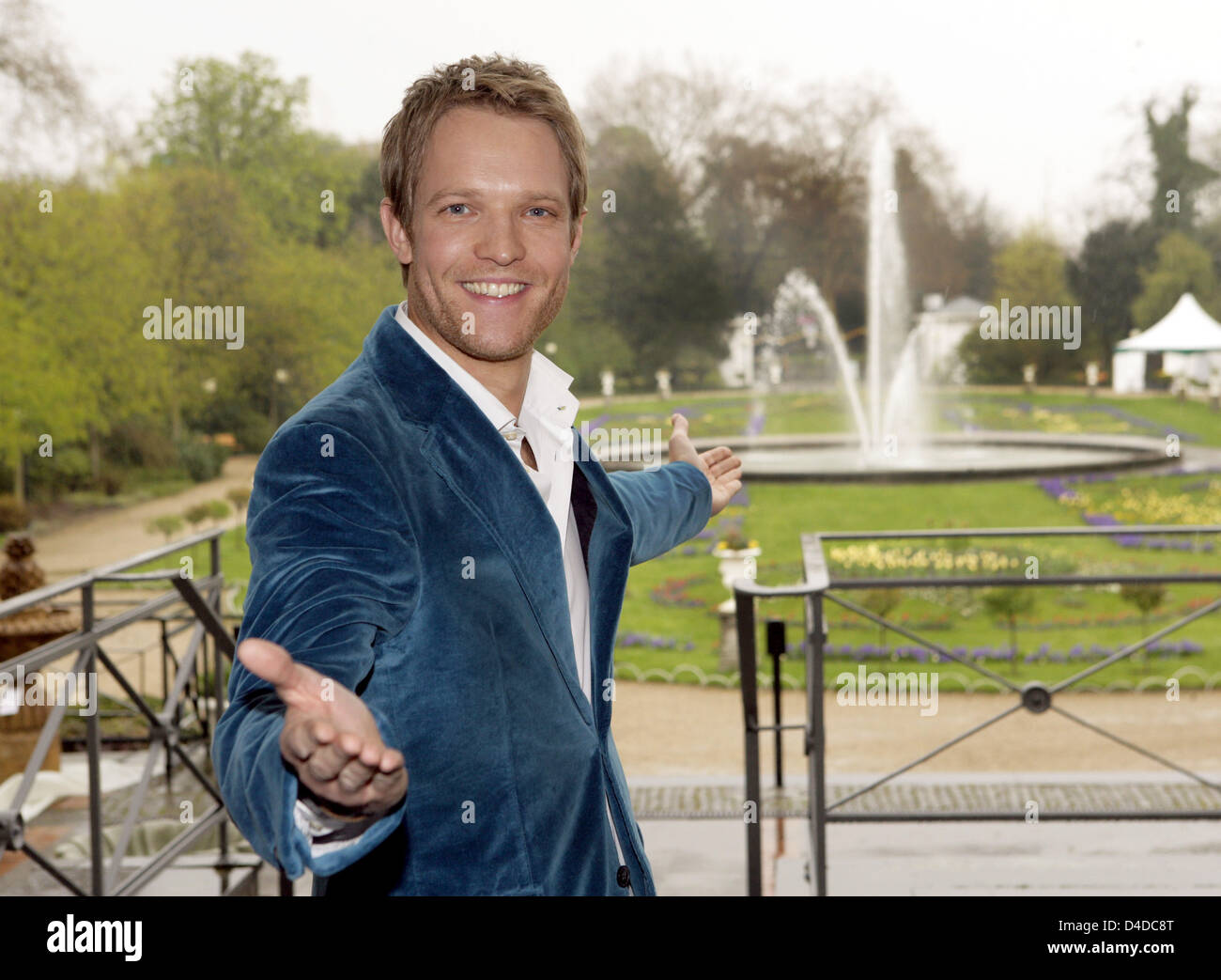 Ernst-Marcus Thomas tarnt sich als neue Moderatorin des "ZDF-Fernsehgarten" TV-Programm bei einem Foto-Shooting in Köln, Deutschland, 15. April 2008. "ZDF Fernsehgarten" startet mit der 300. Ausgabe am 4. Mai 2008. Foto: Jörg CARSTENSEN Stockfoto