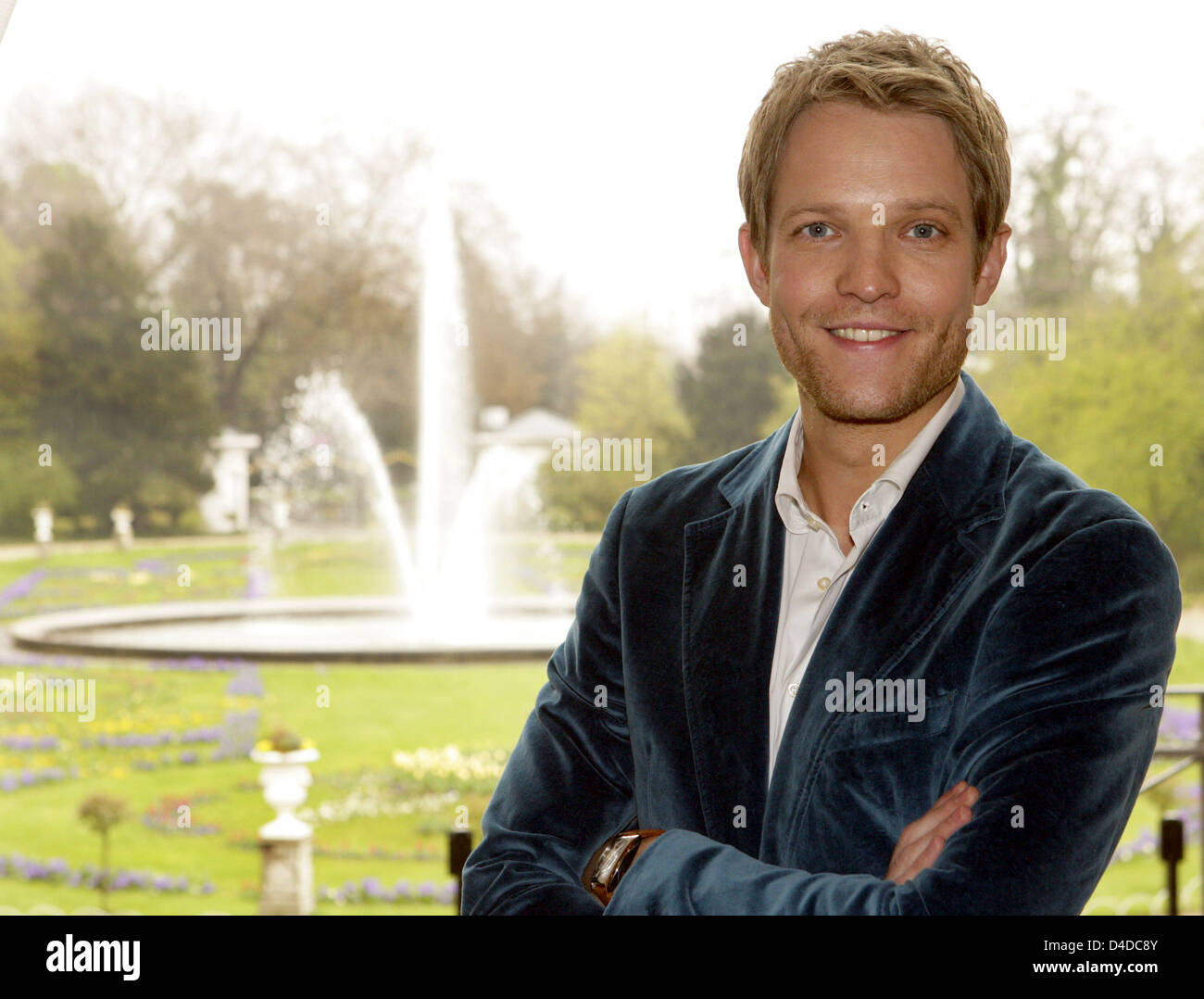 Ernst-Marcus Thomas tarnt sich als neue Moderatorin des "ZDF-Fernsehgarten" TV-Programm bei einem Foto-Shooting in Köln, Deutschland, 15. April 2008. "ZDF Fernsehgarten" startet mit der 300. Ausgabe am 4. Mai 2008. Foto: Jörg CARSTENSEN Stockfoto