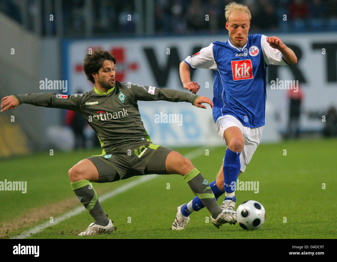 Rostocks Tim Sebastian (R) steht gegen Bremens Diego (L) in der deutschen Bundesliga-Spiel Hansa Rostock V Werder Bremen im Stadion DKB-Arena Rostock, Deutschland, 15. April 2008. Bremen gewann das Spiel 2: 1. Foto: Bernd Wuestneck Stockfoto