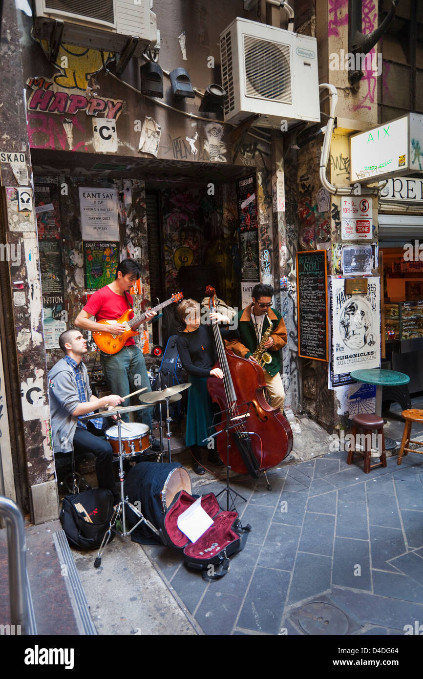 Straßenmusiker spielen in Gasse im Zentrum statt. Melbourne, Victoria, Australien Stockfoto