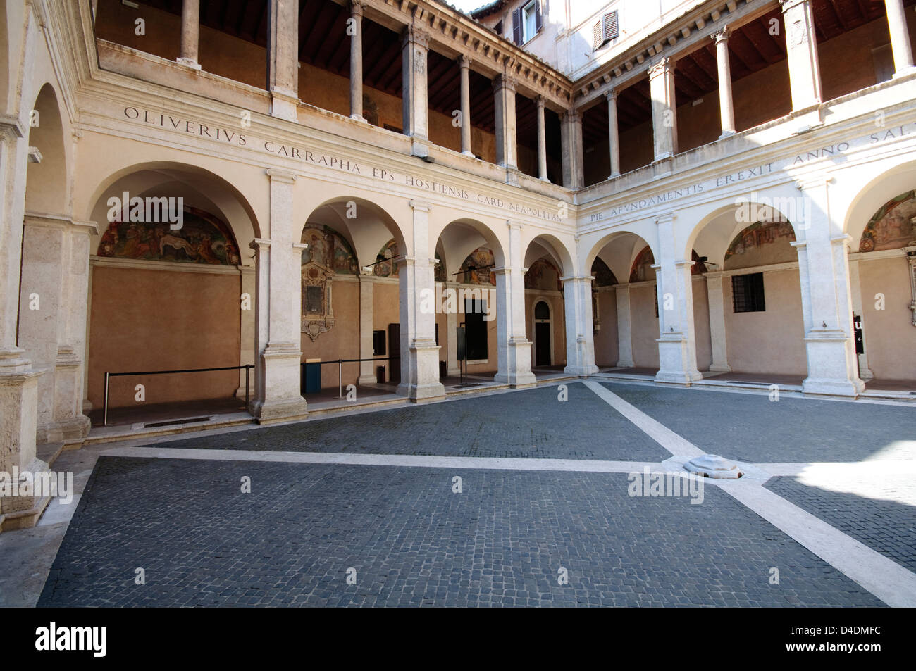 Italien, Latium, Rom, die Kirche Santa Maria della Pace, Kreuzgang von Donato Bramante des 16. Jahrhunderts Stockfoto