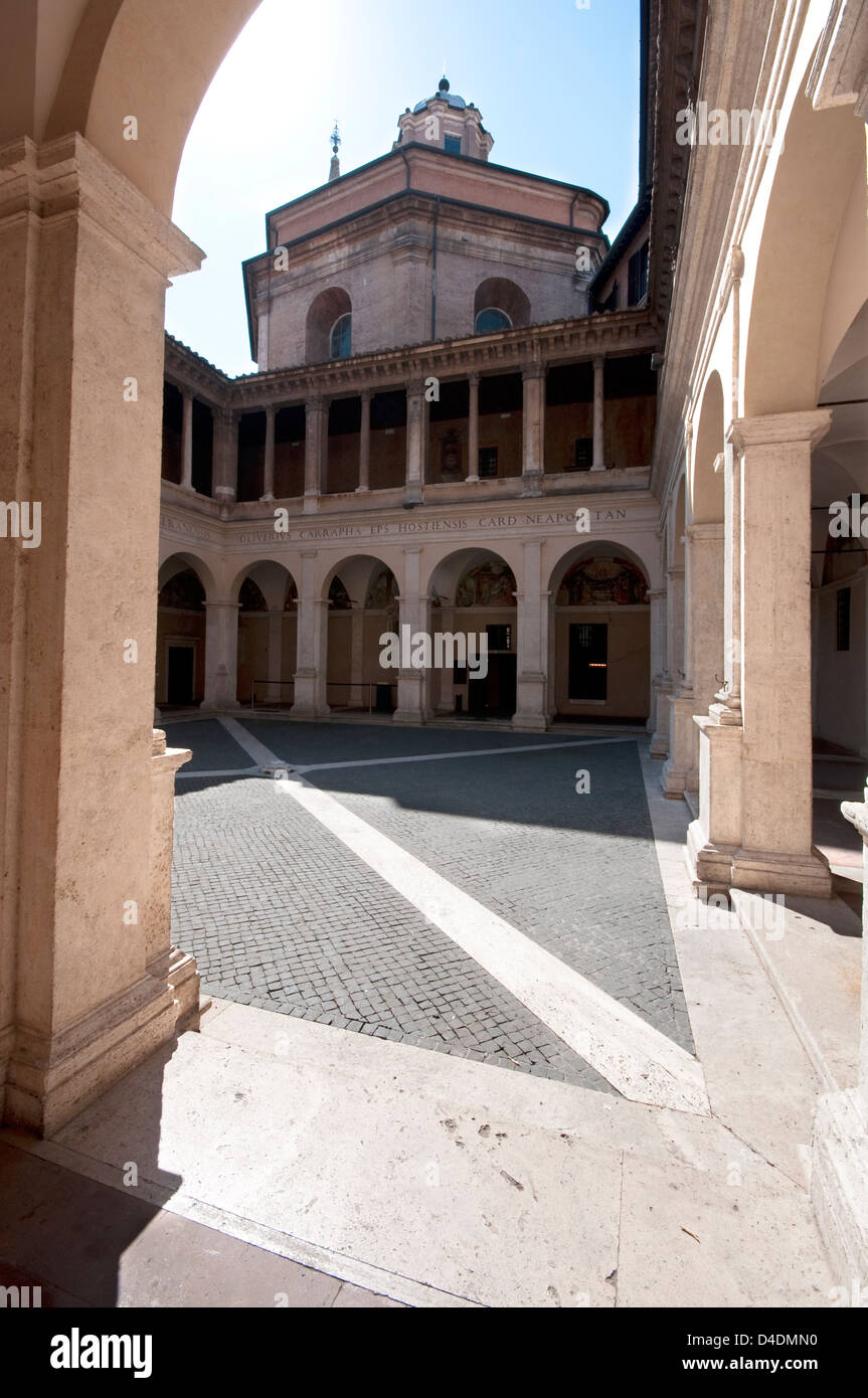 Italien, Latium, Rom, die Kirche Santa Maria della Pace, Kreuzgang von Donato Bramante des 16. Jahrhunderts Stockfoto