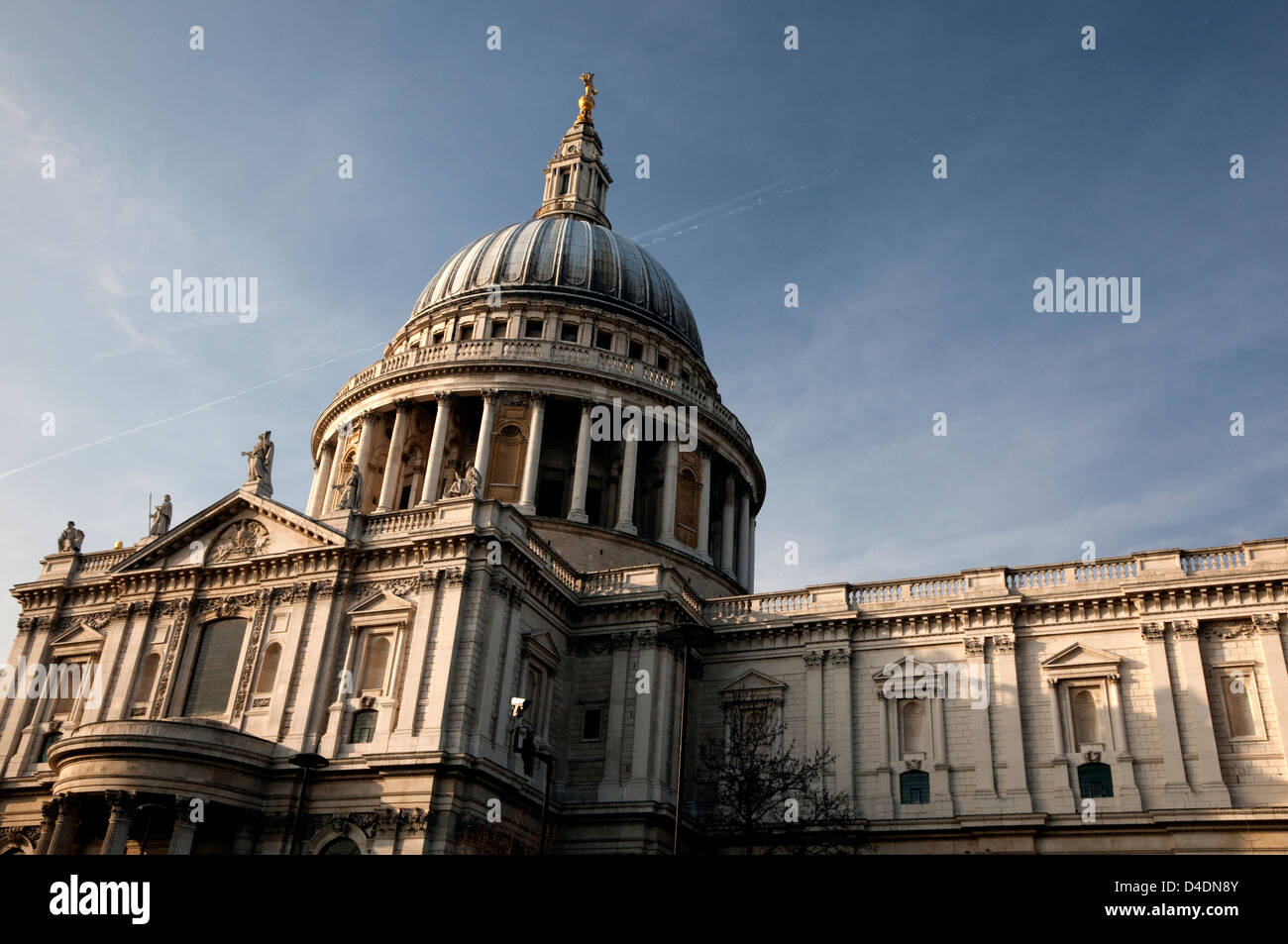 St. Pauls Cathedral, London, in der Wintersonne Stockfoto