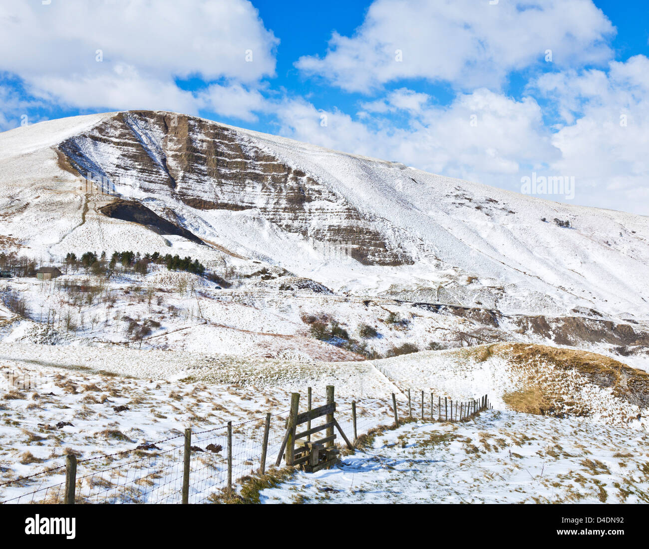 MAM tor Ridge (Great Ridge) bedeckt mit Schnee Derbyshire Peak District Park Hope Valley England Großbritannien GB Europa Stockfoto