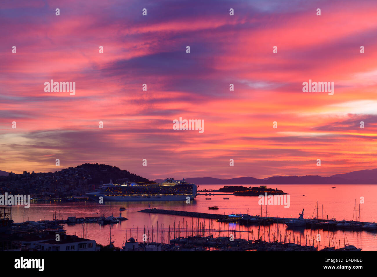 Roter Himmel Sonnenuntergang bei Kusadasi Türkei Hafen mit guvercin adasi Schloss und Kreuzfahrtschiff auf das Ägäische Meer mit der Insel Samos Stockfoto