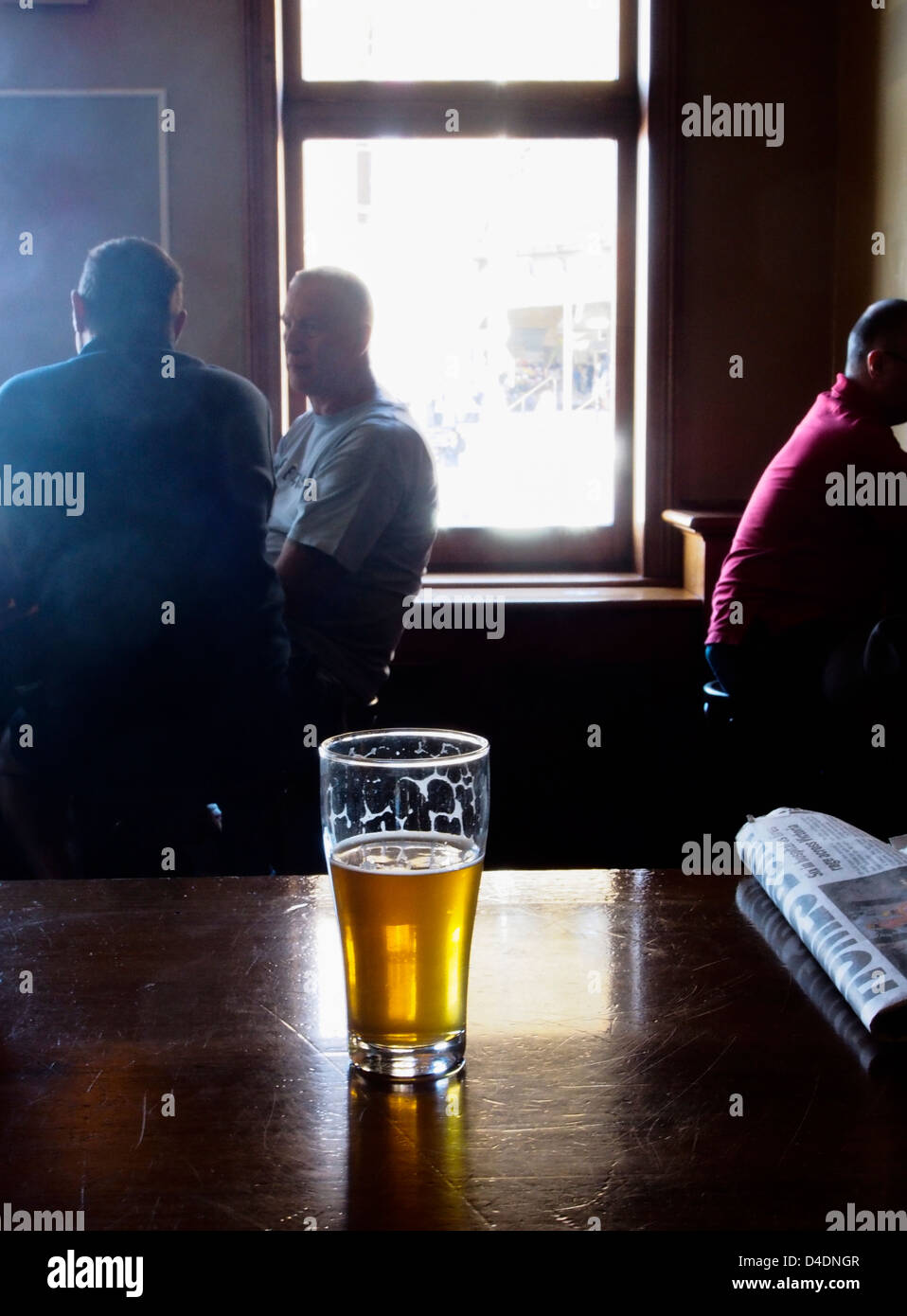 Pint Bier am Tisch in der Bar mit anderen Kunden von Jungen und Jackson Public House Melbourne victoria Australien Stockfoto