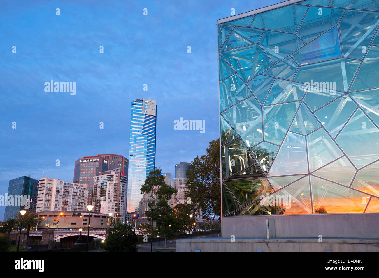 Architektur der Federation Square mit dem Eureka Tower und Southbank im Hintergrund. Melbourne, Victoria, Australien Stockfoto